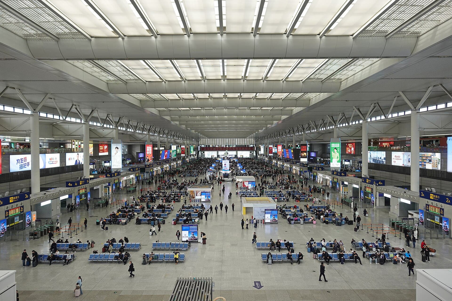 Main departure concourse inside Shanghai Hongqiao Railway Station