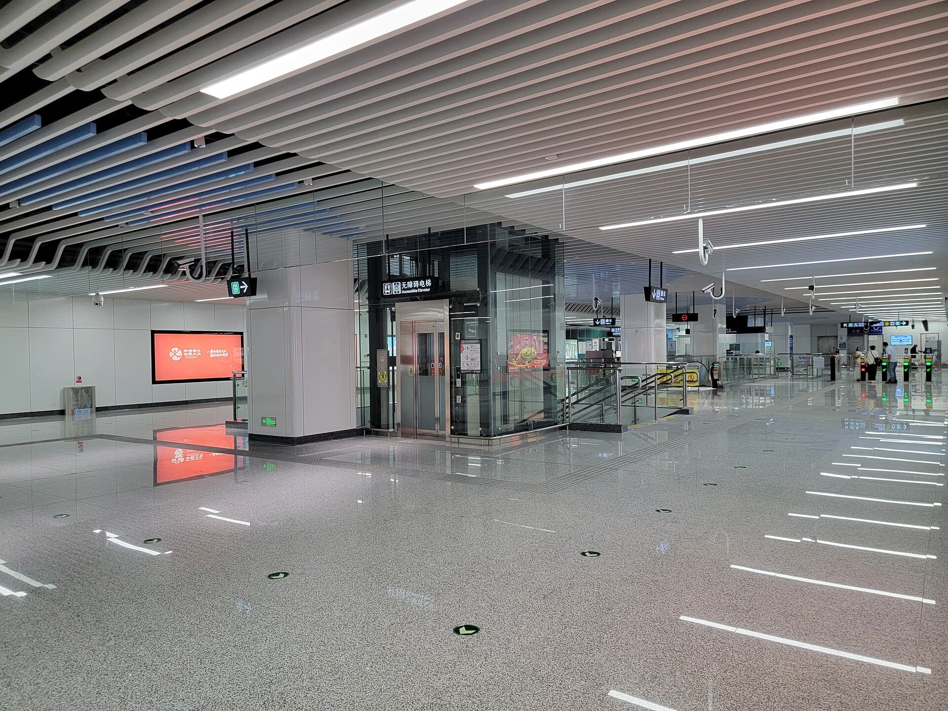 Concourse of the Jinhua Rail Transit station at Yiwu Railway Station